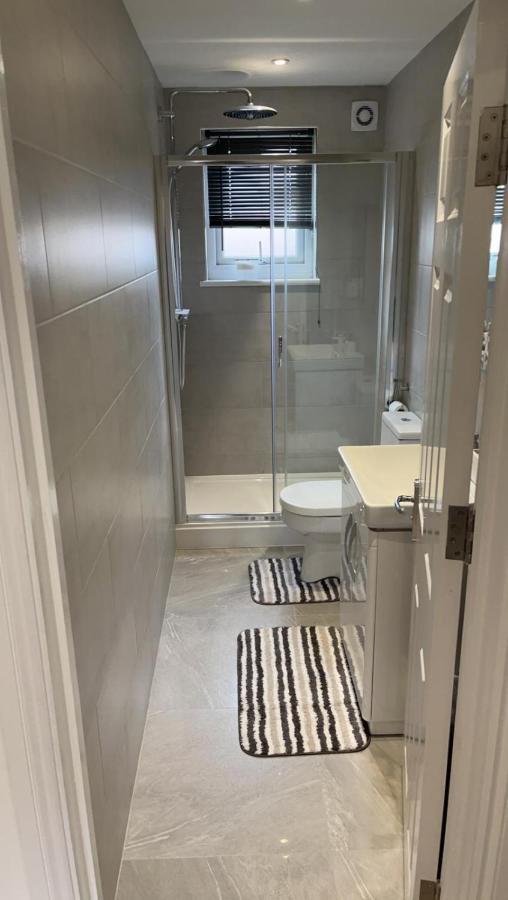 2 Bedroom Apartment Londra Esterno foto