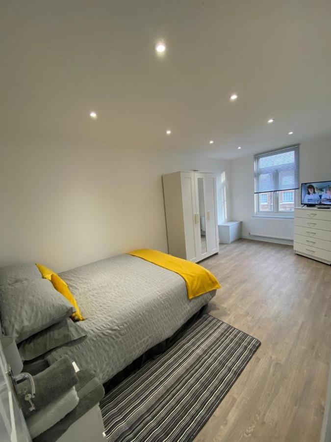 2 Bedroom Apartment Londra Esterno foto