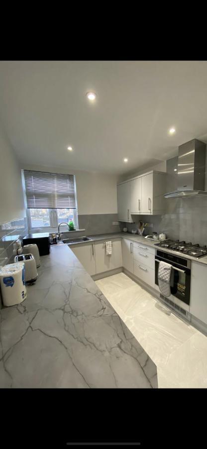 2 Bedroom Apartment Londra Esterno foto