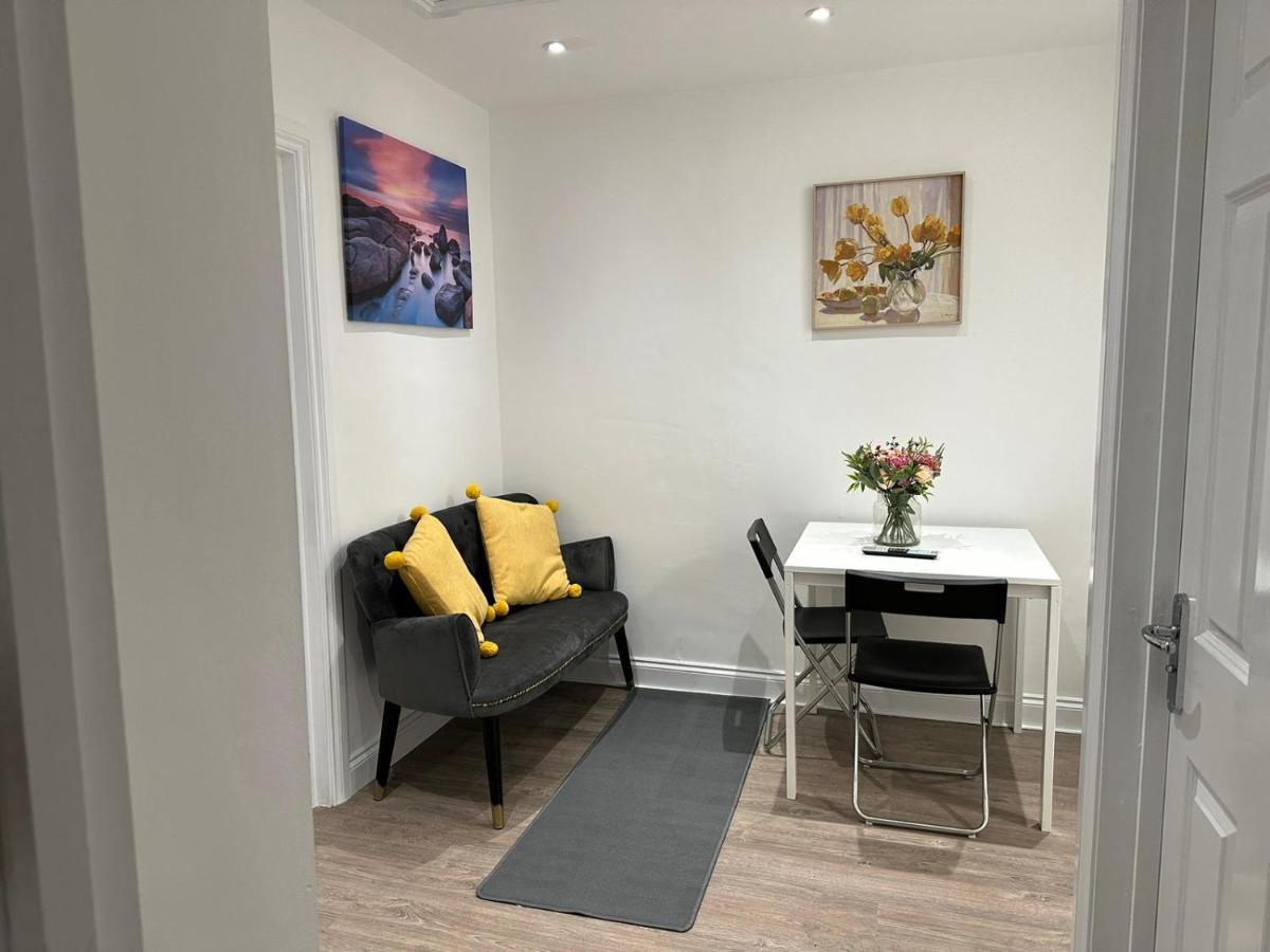 2 Bedroom Apartment Londra Esterno foto