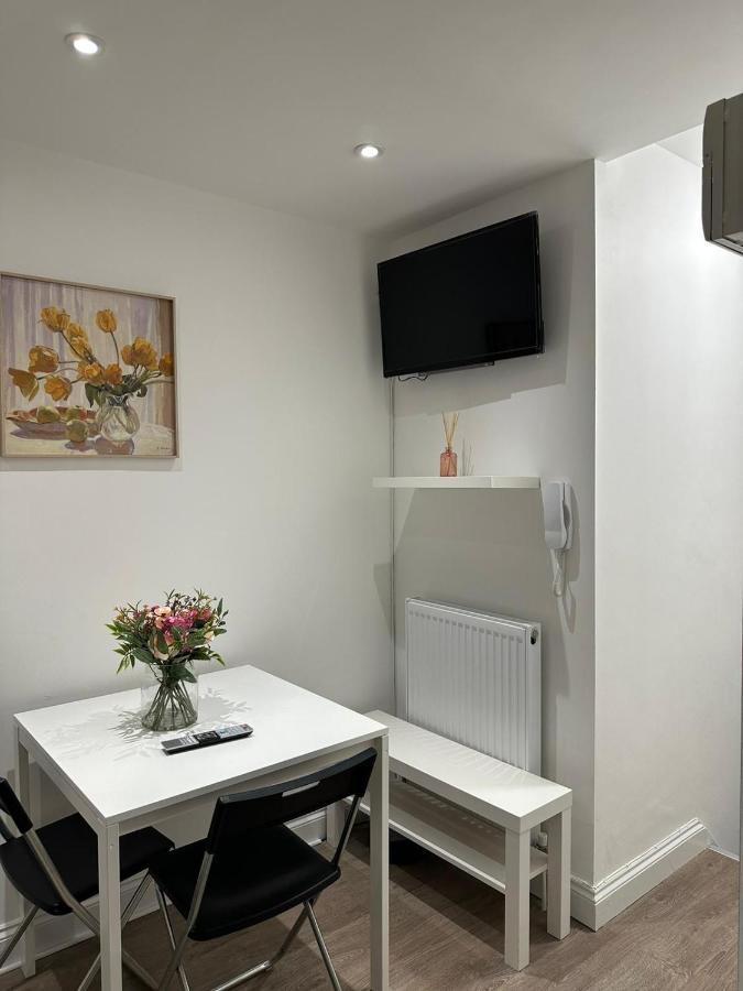 2 Bedroom Apartment Londra Esterno foto